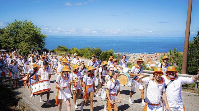 Una de las bandas marineras durante la subida al monte.