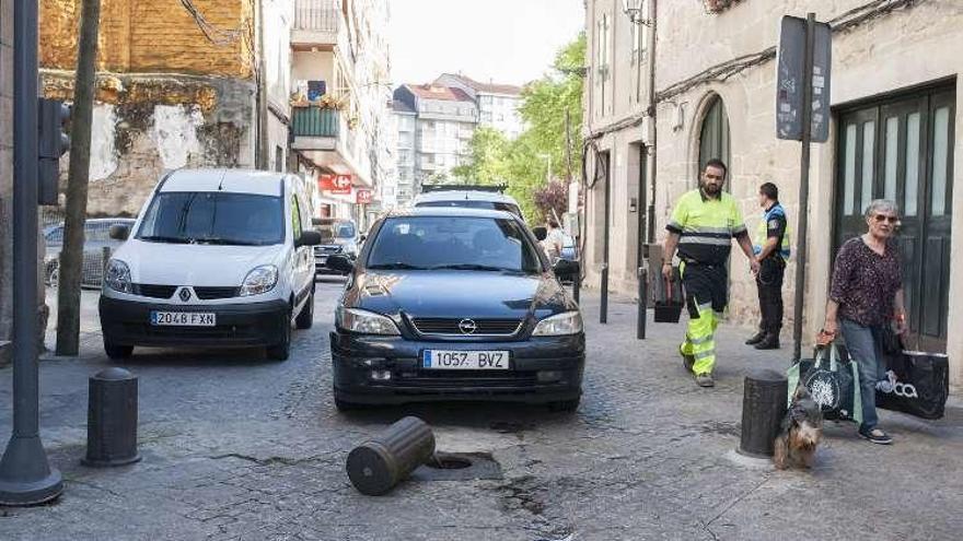 Un coche, tras una colisión con un bolardo. // Brais Lourenzo