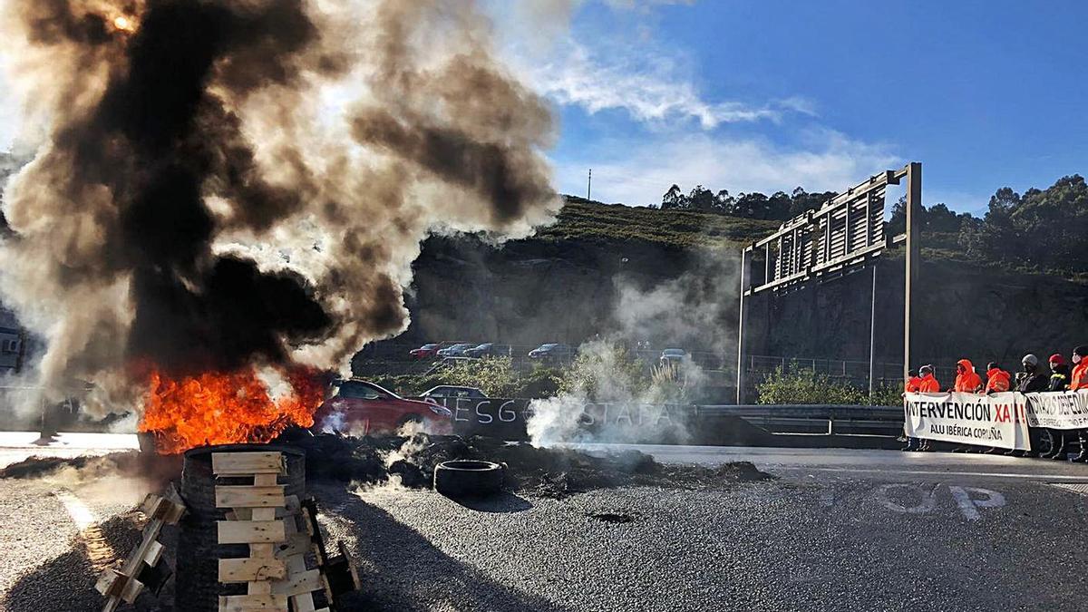 Protesta de los trabajadores de Alu Ibérica frente a la fábrica.   | // L. O.