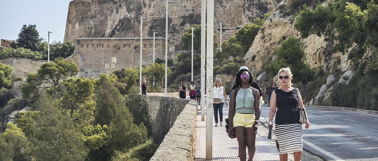 La falta de un servicio de lanzaderas obliga a los cruceristas a enfilar las cuestas para poder visitar el Castillo de Santa Bárbara. |