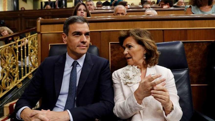 Pedro Sánchez y la vicepresidenta, Carmen Calvo, hablando el martes en el Congreso. // Efe