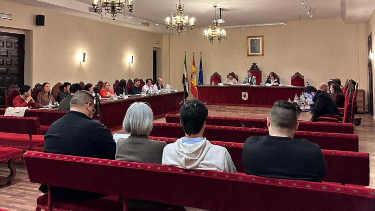 Público y concejales de la corporación municipal en el pleno celebrado en marzo.