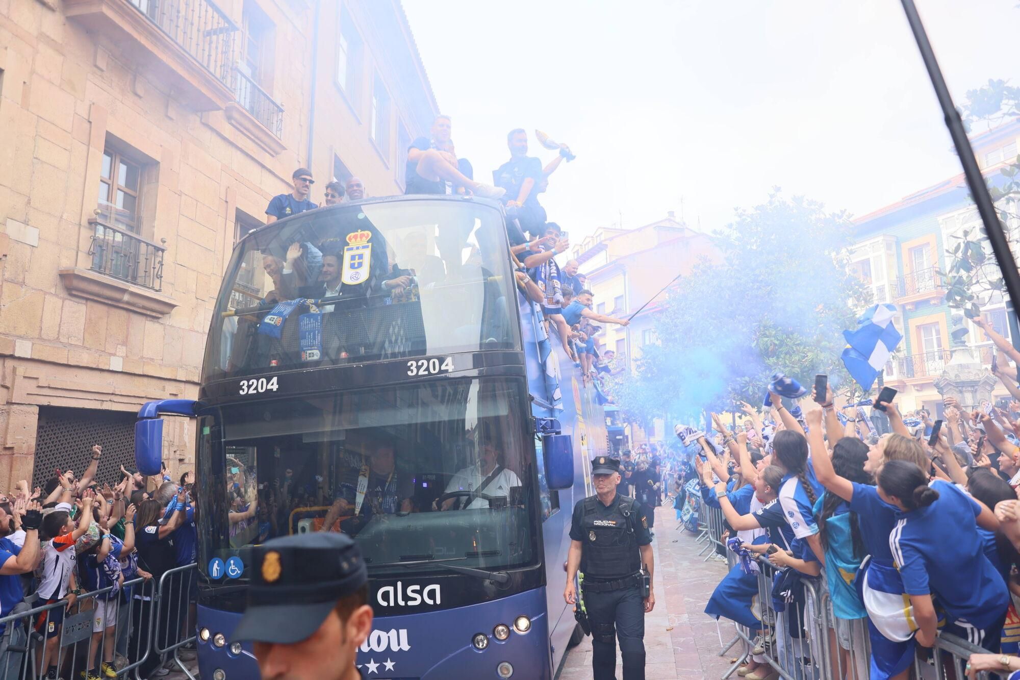 Locura azul en las calles de Oviedo para celebrar el ascenso del equipo a Primera División