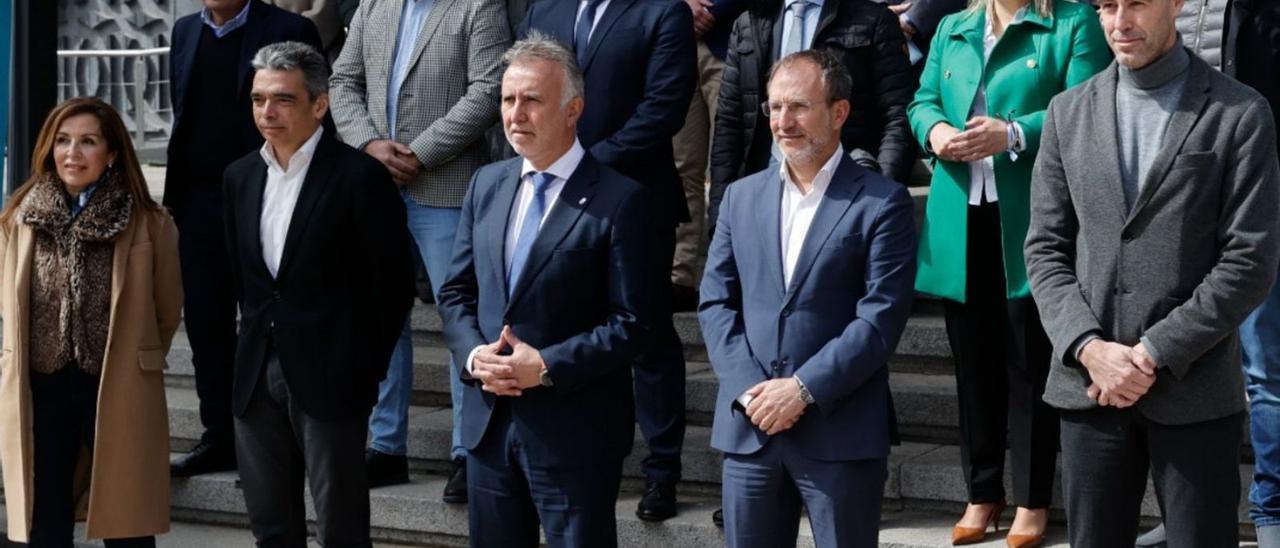 Foto de familia a las puertas del Consejo Superior de Deportes. | | E.D.