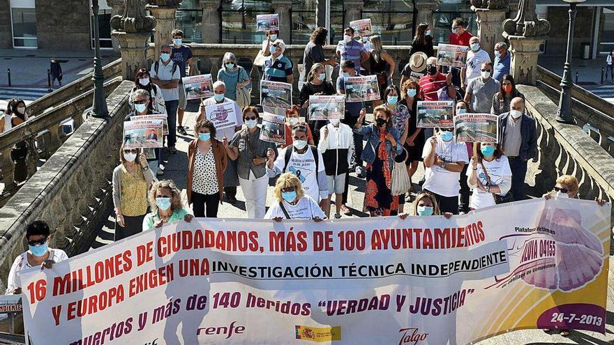 Concentración de víctimas del Alvia en Santiago por el séptimo aniversario del siniestro.