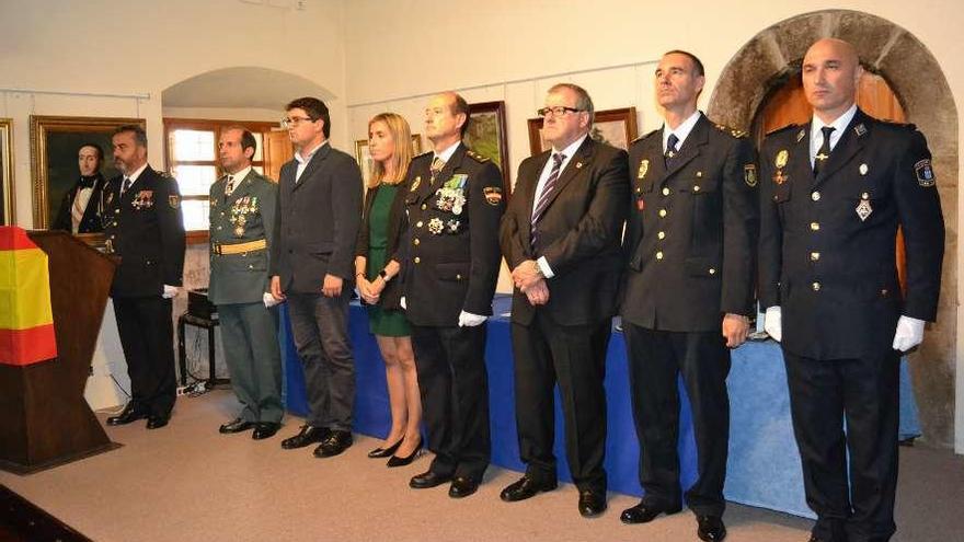 Por la izquierda, el inspector Manuel López; Carlos Bello, capitán de la Guardia Civil de la comandancia de Luarca; Óscar Pérez, alcalde de Valdés; Marta Huerta, jueza titular del Juzgado de Luarca; Abel Alberto Núñez, Simón Guardado, Francisco José García y el jefe de la Policía Local de Luarca, Carlos Regino García, ayer, durante el acto celebrado en Luarca.