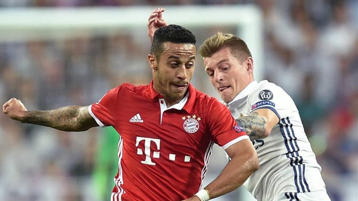 Thiago, pugnando un balón con Kroos durante el partido