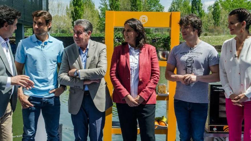 David Ferrer, Manolo Santana y Conchita Martínez con los cocineros de MasterChef.