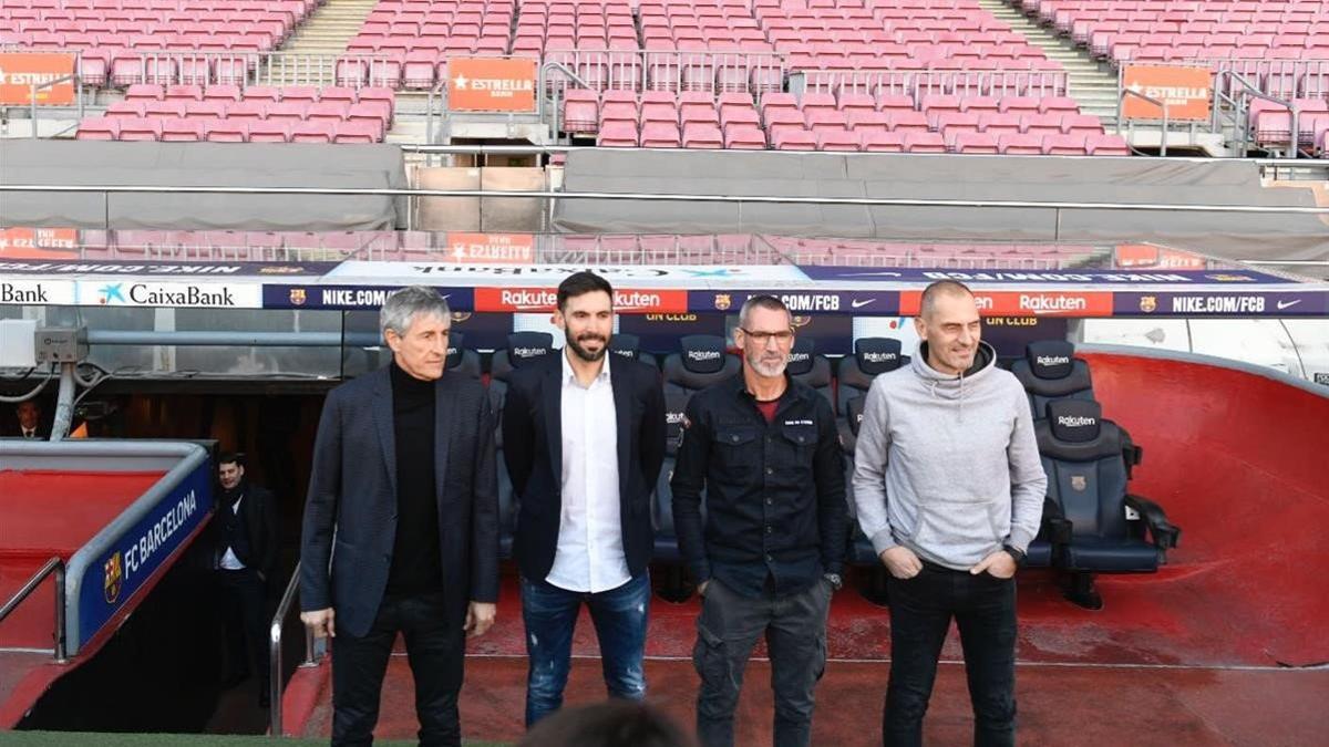 Setién, Sarabia (2º entrenador), Pascua (técnico de porteros) y Soto (preparador físico), en el banquillo del Camp Nou.