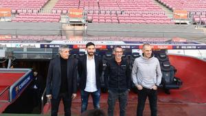 Setién, Sarabia (2º entrenador), Pascua (técnico de porteros) y Soto (preparador físico), en el banquillo del Camp Nou.