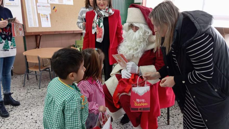 Papá Noel visita los colegios y centros sociales de Cerceda