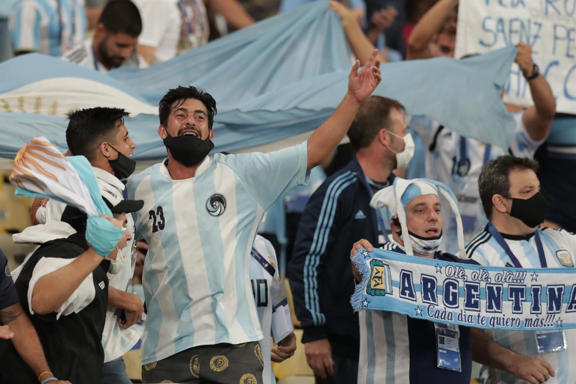 Aficionados argentinos animan en la grada de Maracaná.