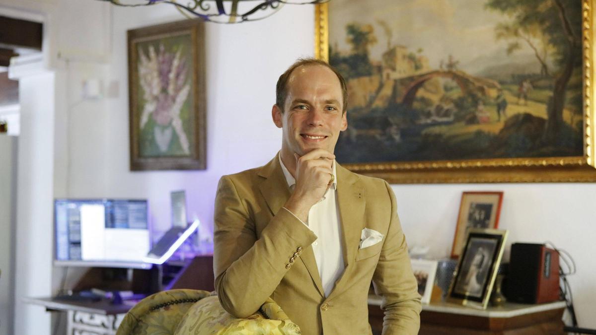 Thomas Woiczyk (36) in seinem Büro daheim in Marratxinet.