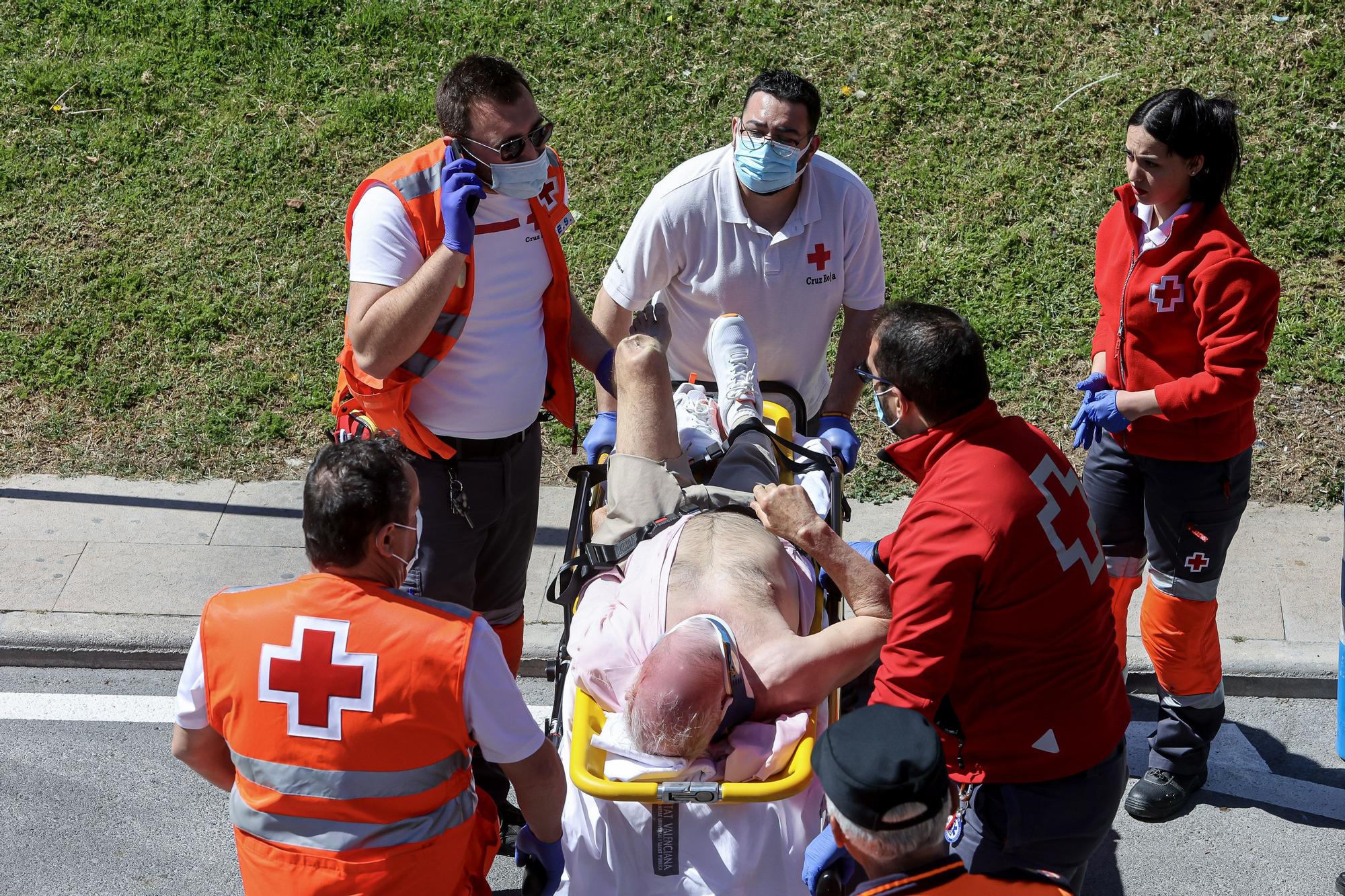 Un hombre sufre una aparatosa caída al precipitarse de un puente durante la jura de bandera de Benidorm