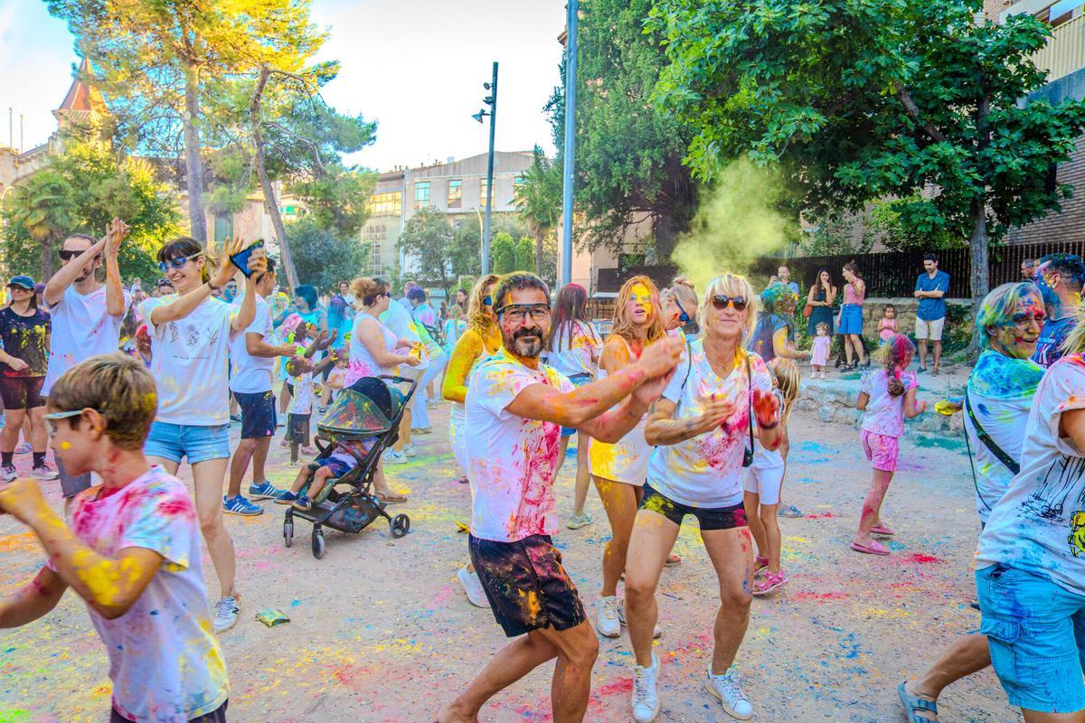 La festa Holi omple de colors els Jardins del Casino de Manresa La festa Holi omple de colors els Jardins del Casino de Manresa