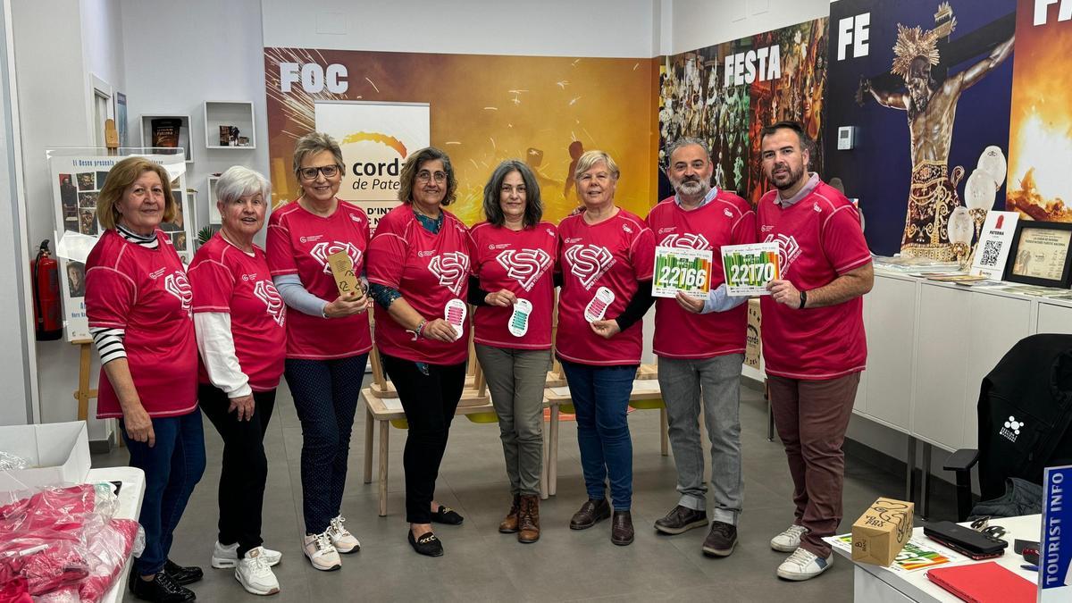 El Teniente Alcalde de Deportes José Manuel Mora junto al concejal de Comercio Lucas Jodar, la Presidenta y representantes de la Junta Local del Cáncer de Paterna en la Oficina de Turismo esta mañana