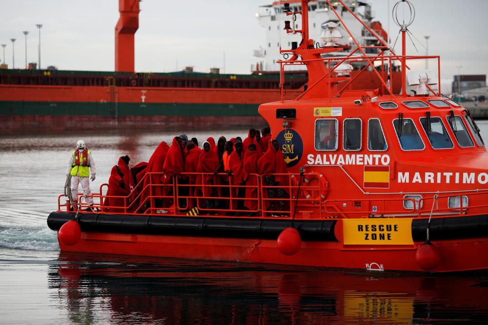 Los 54 inmigrantes rescatados en una patera en el mar de Alborán han llegado al puerto de Málaga sobre las 17h.