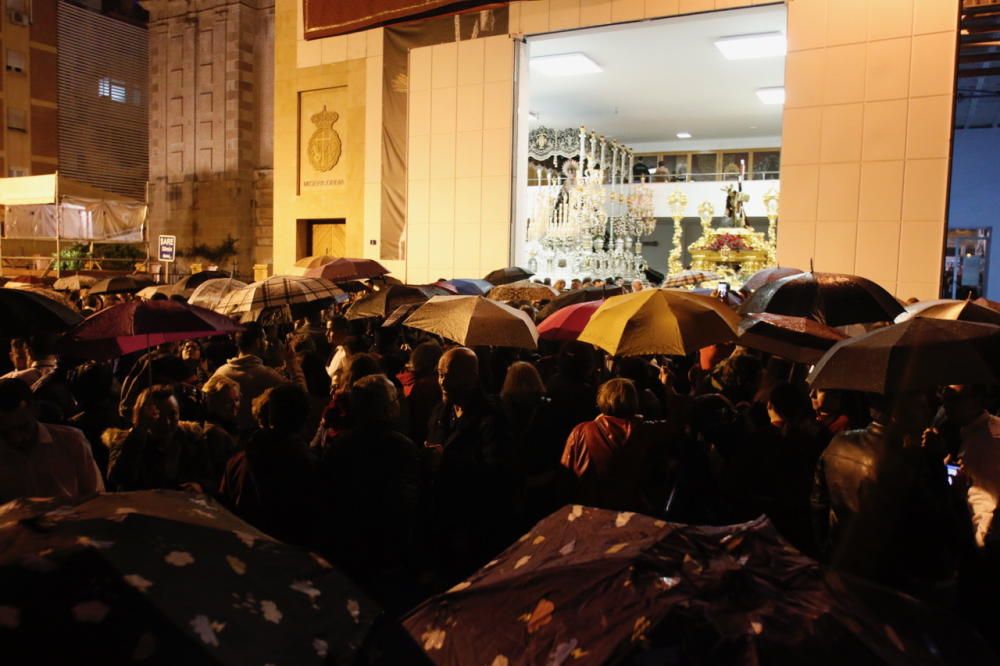 Las imágenes de la salida frustrada de la cofradía de la Misericordia, que tuvo que volverse nada más empezar su Jueves Santo a causa de la lluvia