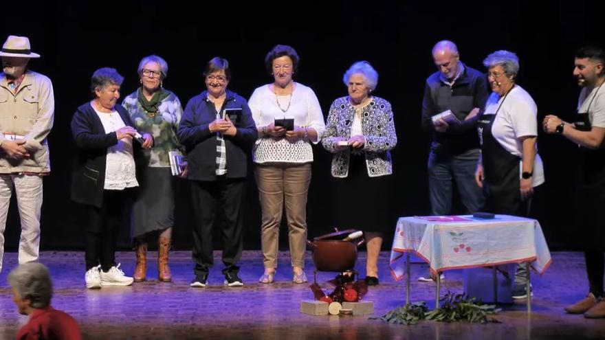 Bótalle un conto encheu onte o Teatro Principal