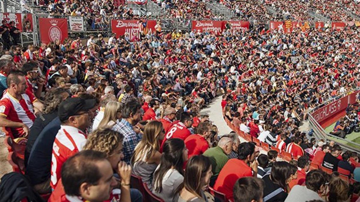 Aficionados del Girona en el estadio de Montilivi
