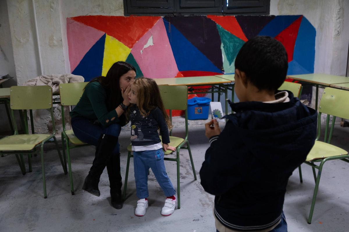 Dos niños de infantil en uno de los juegos de Soterranya tras el cole los viernes.