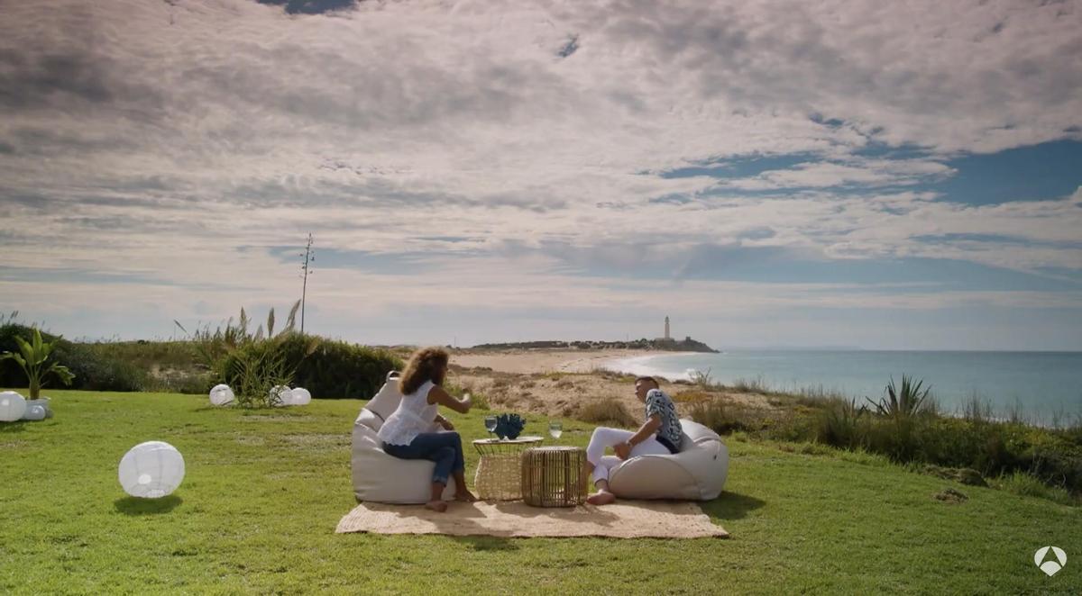 El jardín en casa de Rosario Flores, a primera línea de la playa de Cádiz