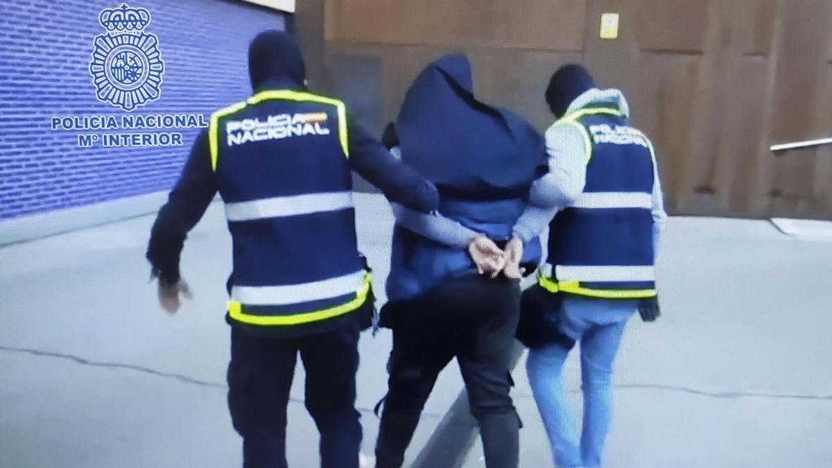 La Policía Nacional expulsa a Paquistán a los 14 detenidos por yihadismo vinculados a partido radical