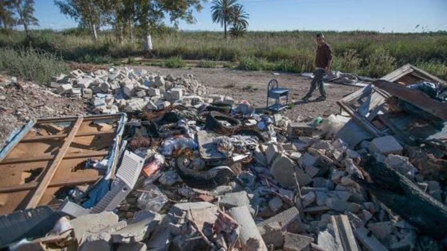 En el campo existen puntos convertidos en improvisados vertederos.