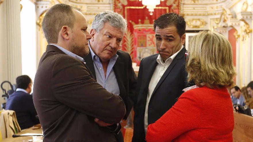 Sabroso conversa con Quevedo, Ramírez y Medina, en un pleno.