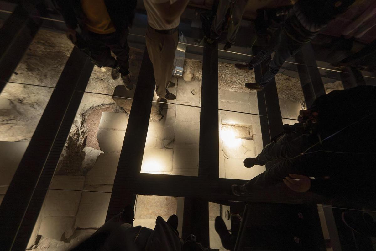 El pavimento fundacional de Barcelona sale a luz en las obras de un hotel