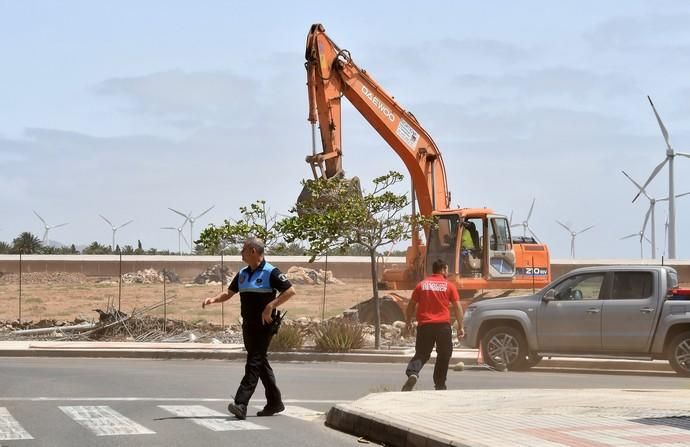 17/07/2019 POZO IZQUIERDO. SANTA LUCIA DE TIRAJANA. Tierra en los Duplex de Pozo Izquierdo por las obras de unos invernaderos.  Fotógrafa: YAIZA SOCORRO.  | 17/07/2019 | Fotógrafo: Yaiza Socorro