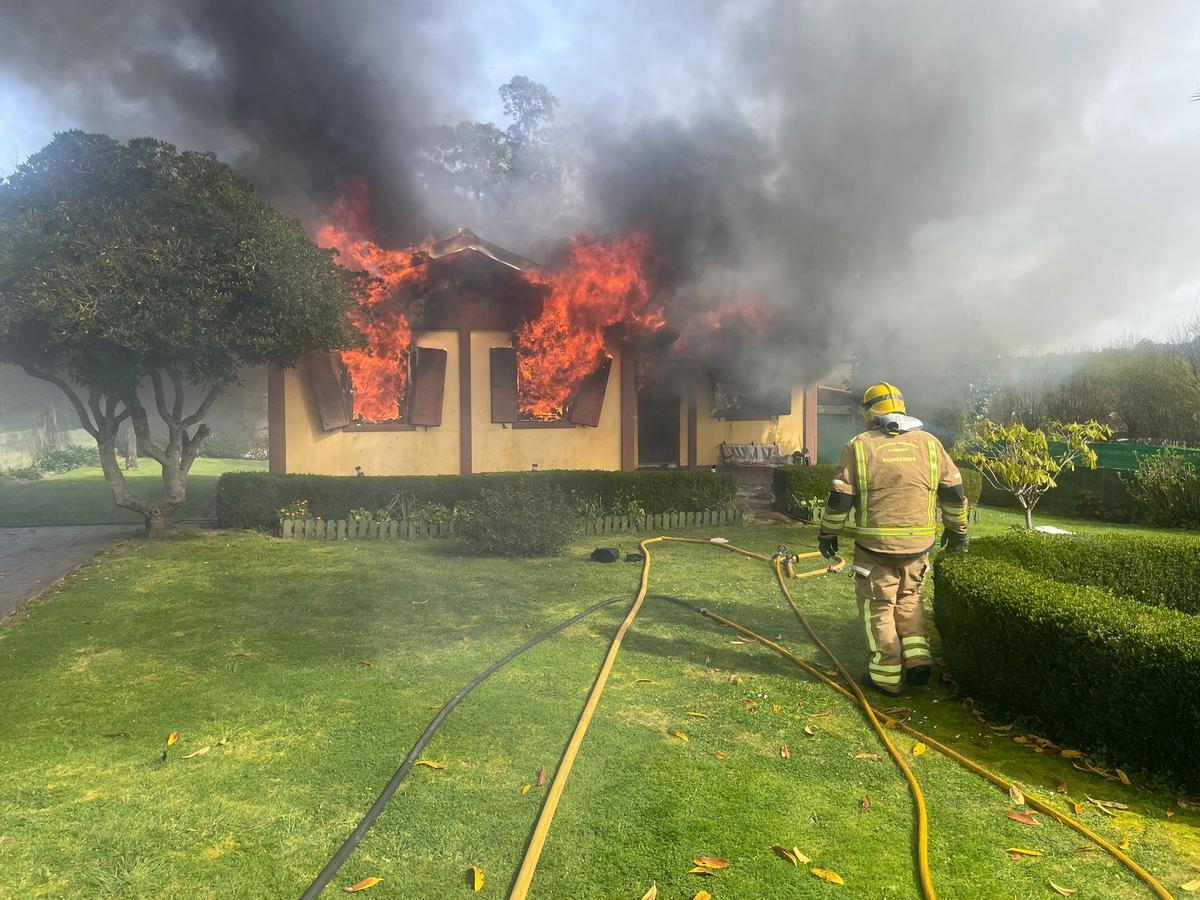 Imagen de los equipos de emergencias en la vivienda incendiada.