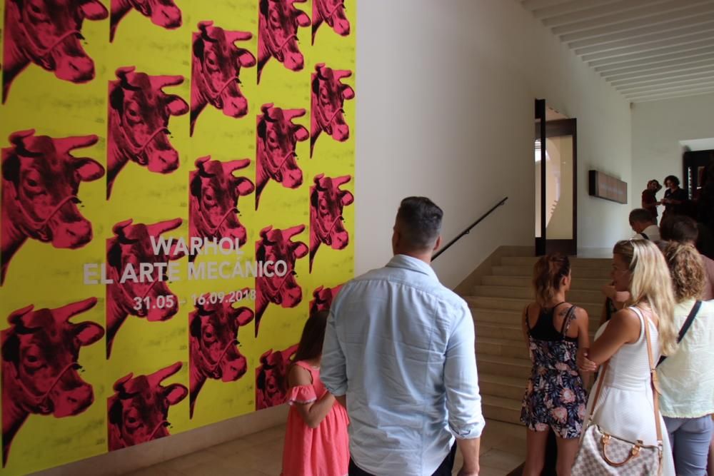 Largas colas en el Museo Picasso para despedir a Warhol