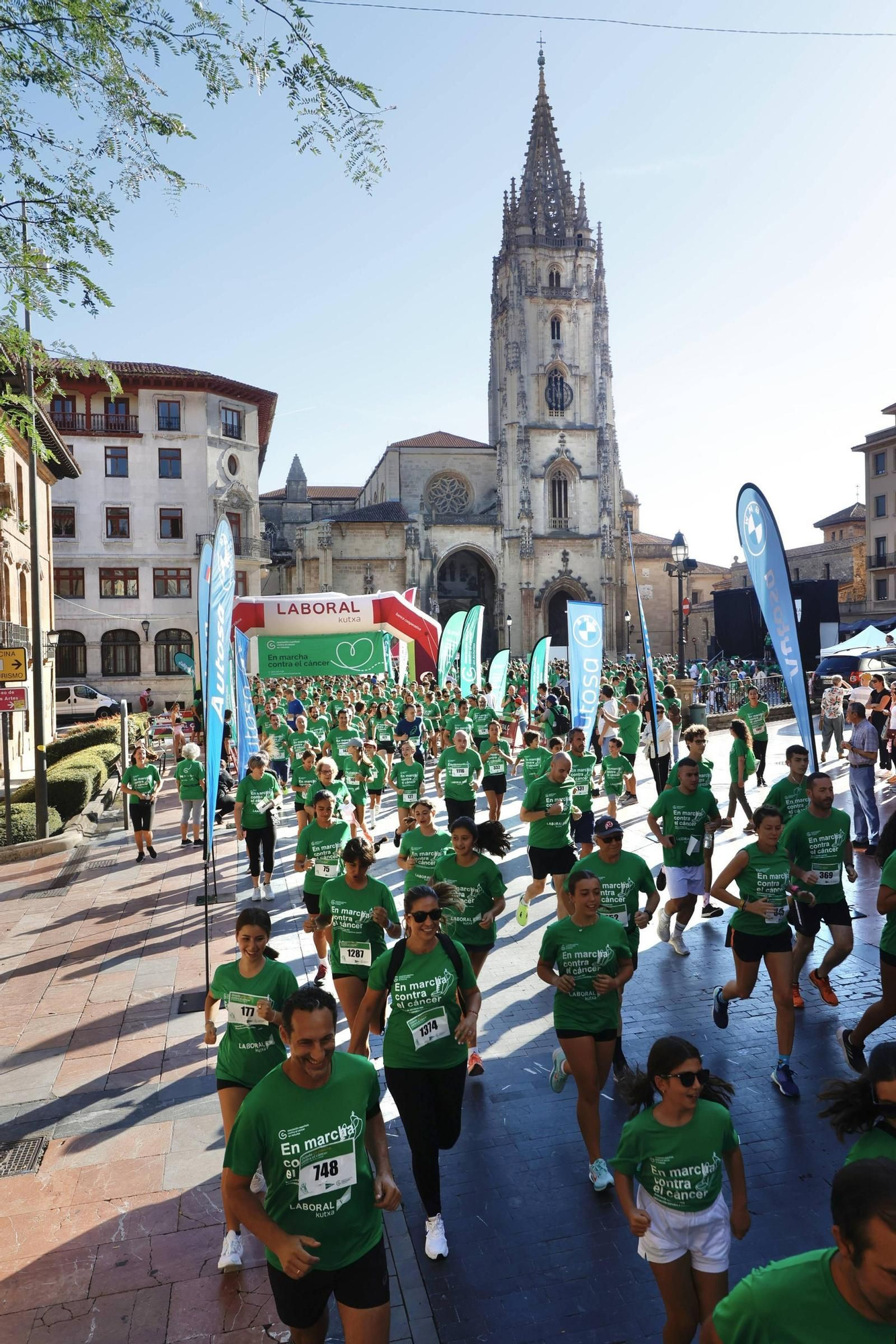 Marea verde de 1.500 corredores contra el cáncer en Oviedo