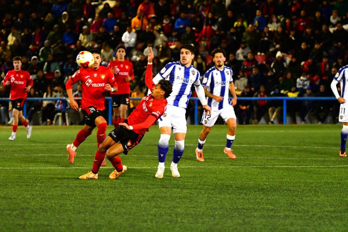 Un ataque del CD Cieza en el partido ante el Levante