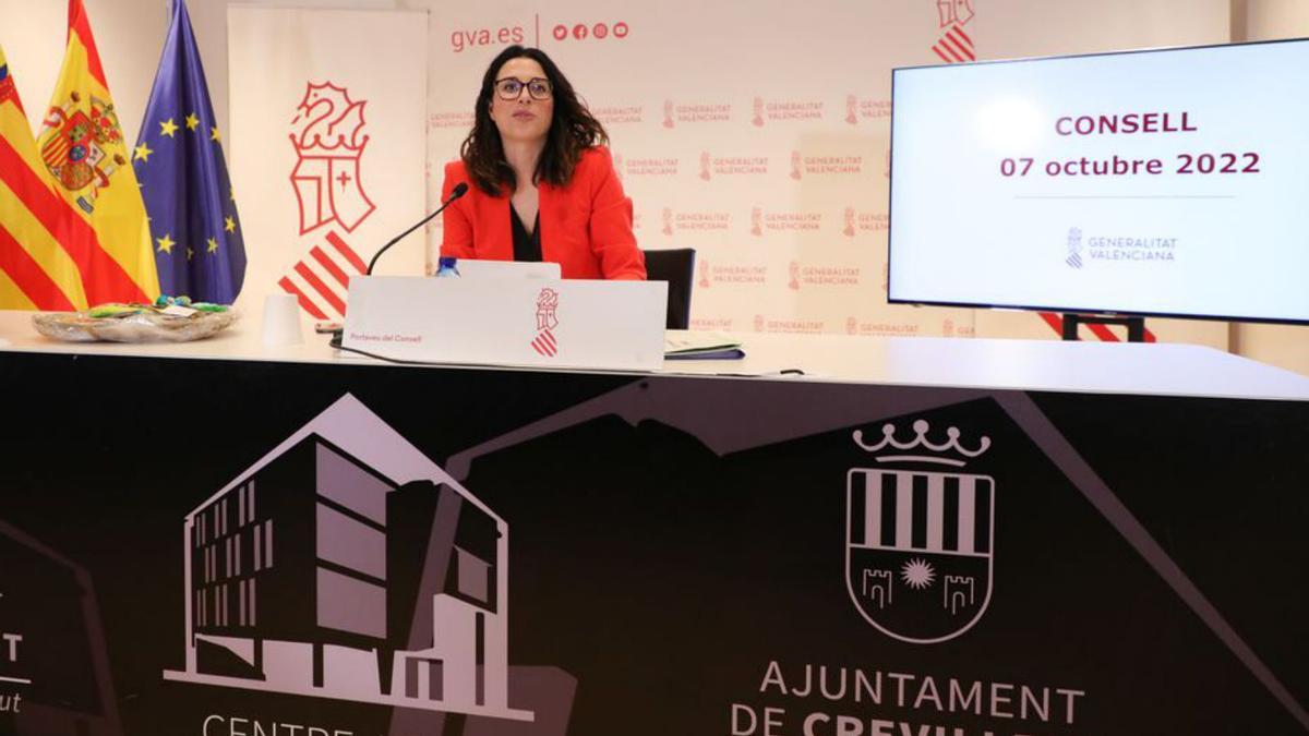 Aitana Mas anuncia los premiados tras el pleno de ayer. | LEVANTE-EMV