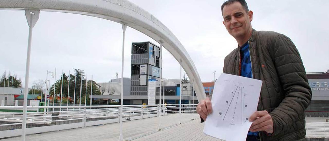 Marcos Martín, en Gijón, mostrando un esquema de su sistema de ayuda antiniebla.