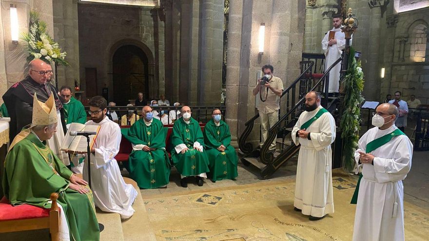El obispo Luis Quinteiro se dirige a los nuevos presbíteros, ayer tarde, en la catedral de Tui. | // D.P.