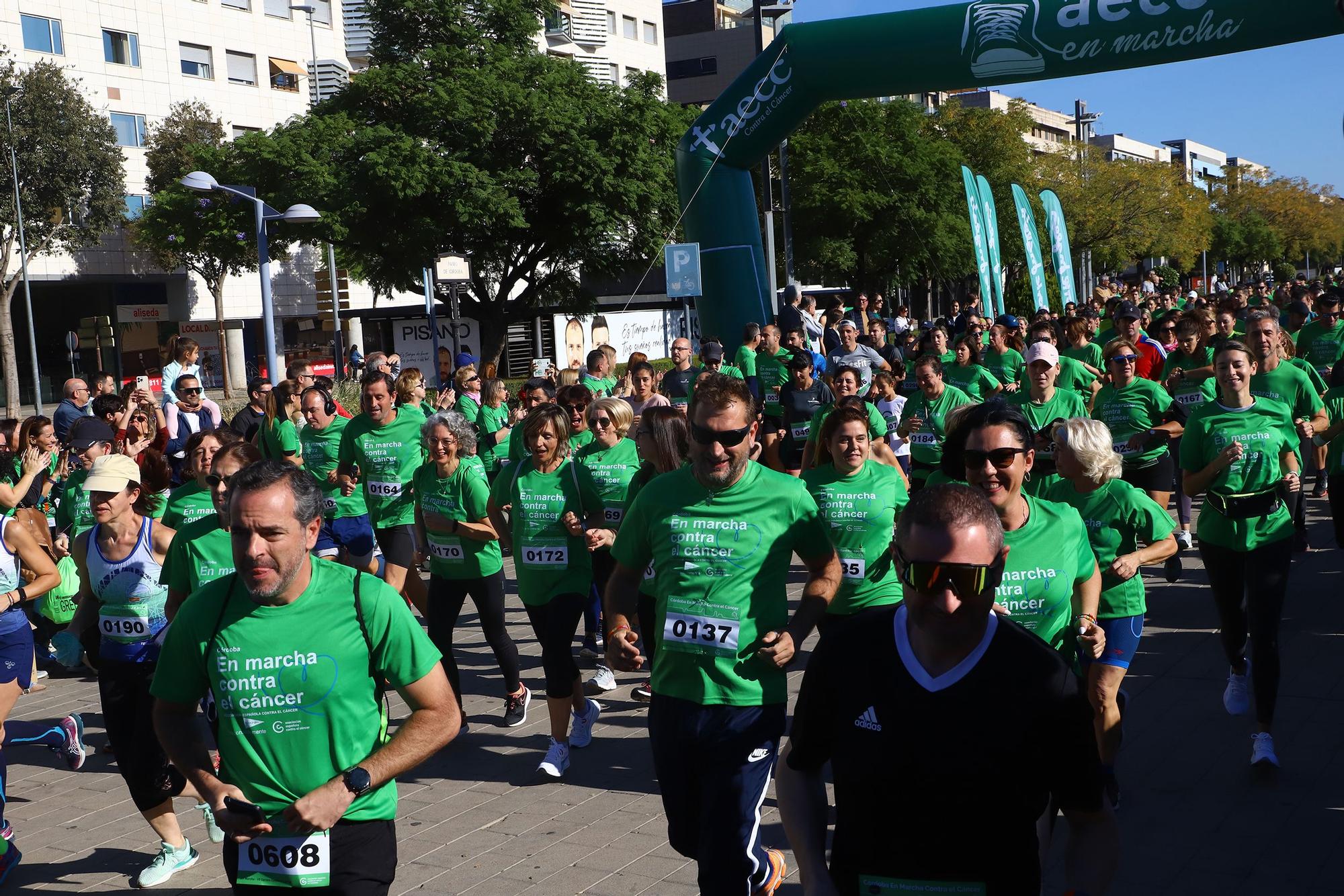 La Asociación Española contra el Cáncer convierte el Vial en una gran marea verde