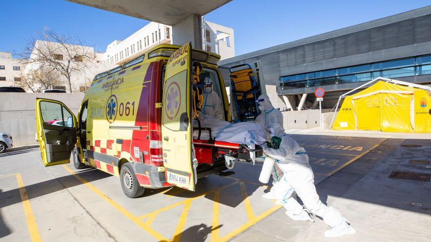 Los últimos coletazos de la pandemia bloquean la atención sanitaria en Ibiza