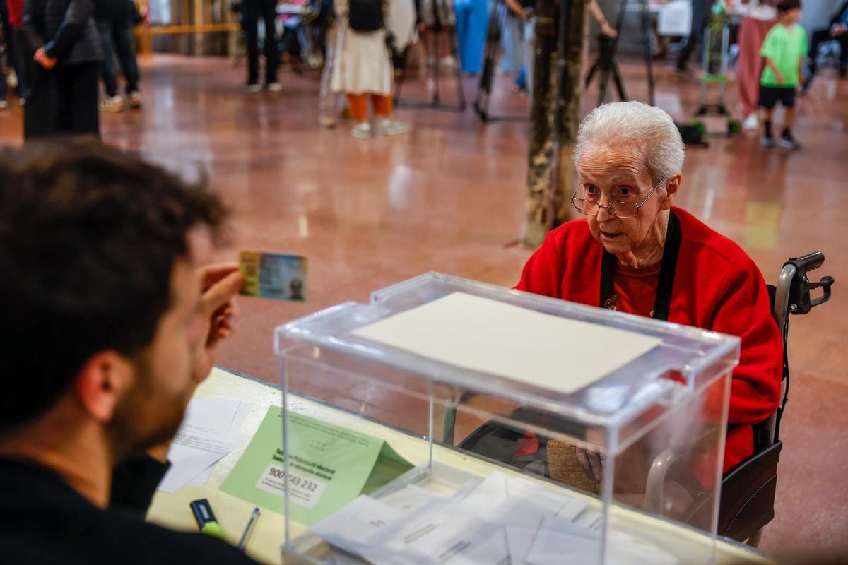 Jornada electoral en el mercado de Galvany de Barcelona