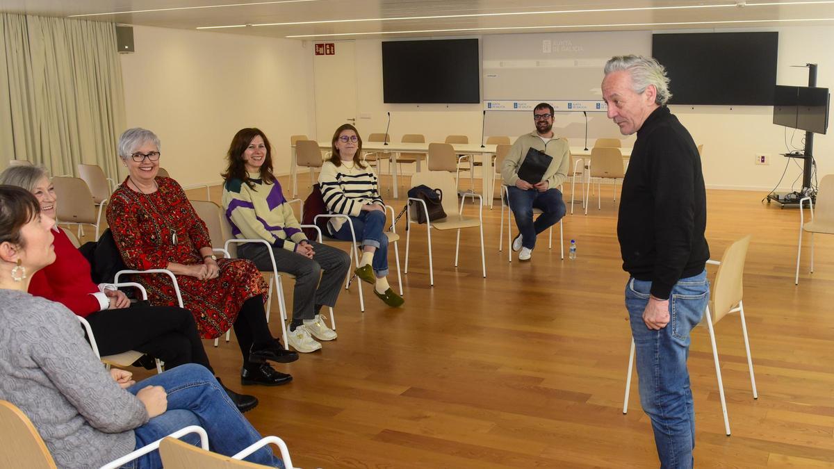 Un momento de una sesión de técnicas de psicodrama, organizada por la Liga Reumatolóxica Galega, en el Espazo Amizar, en A Coruña.