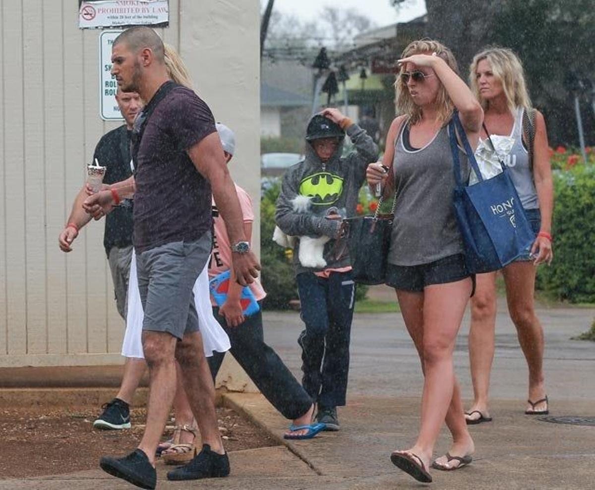 Britney Spears con su séquito por Hawái