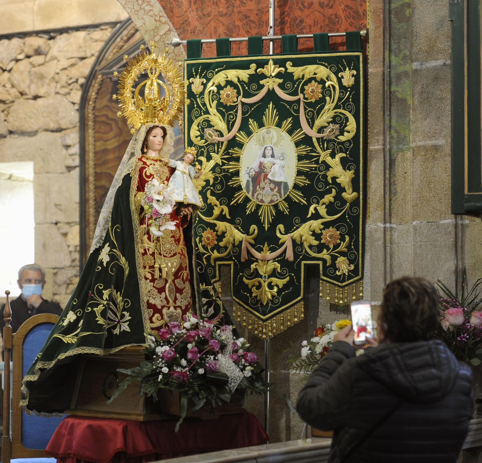 'O Corpiño pequeno' reparte sus feligreses entre su templo y Facebook