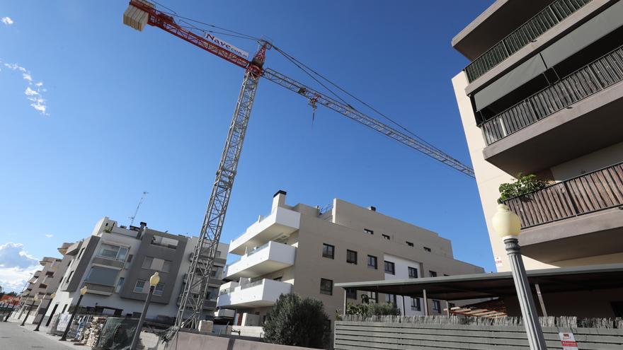Una grúa de quita y pon junto a las obras de la nueva sede de la Cámara de Comercio de Alicante en el puerto