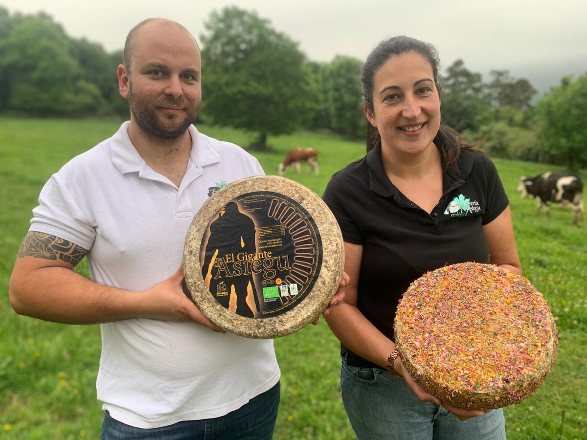 Pablo Ruiz y Rocío Bueno, con dos piezas de El Gigante de Asiegu