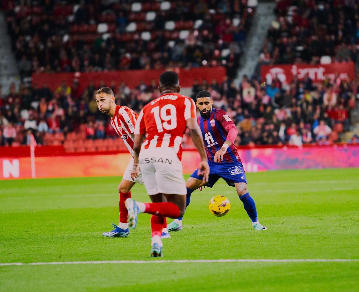 Poloni se hace con el control de la pelota a pesar de la presión esportinguista, en Gijón.