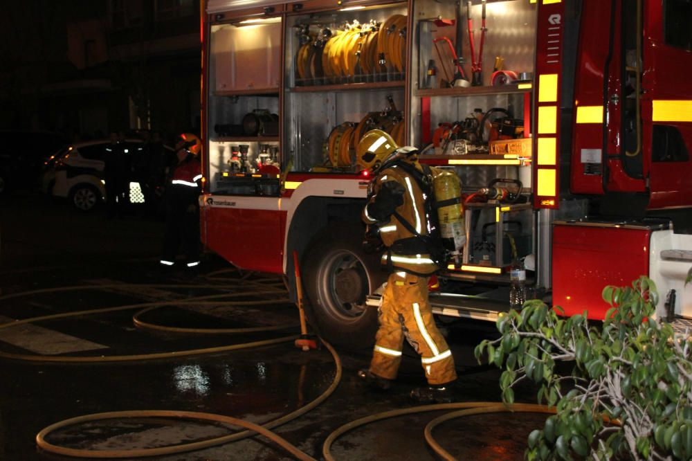 Bomberos de Torrevieja, Almoradí y Orihuela han intervenido para sofocar un incendio que ha obligado a desalojar el edificio de cinco plantas. Algunos vecinos han dejado el inmueble pasando por la azo