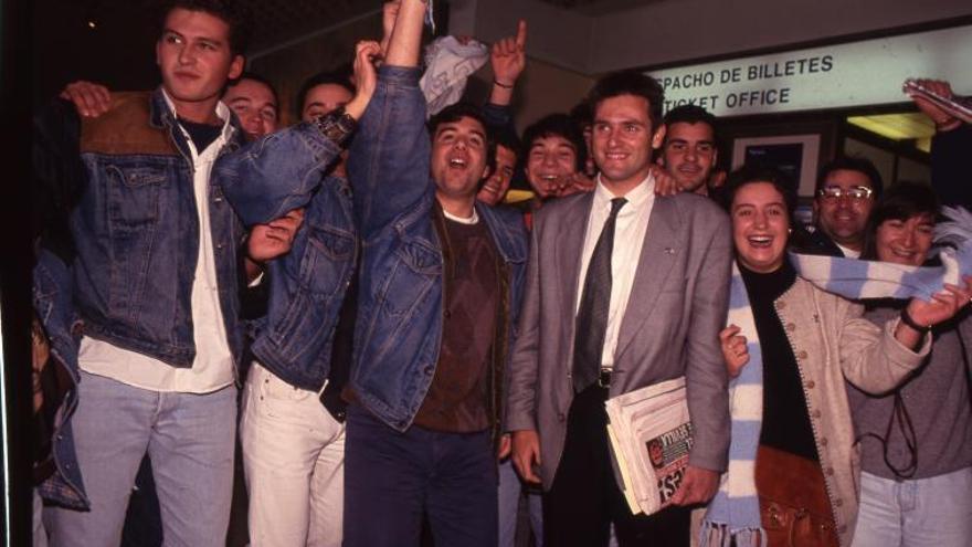 Cañizares, con aficionados del Celta que lo recibieron en Peinador tras debutar con la selección española en Sevilla en noviembre de 1993. A la izquierda, el día de su debut, con Zubizarreta. |  // RICARDO GROBAS