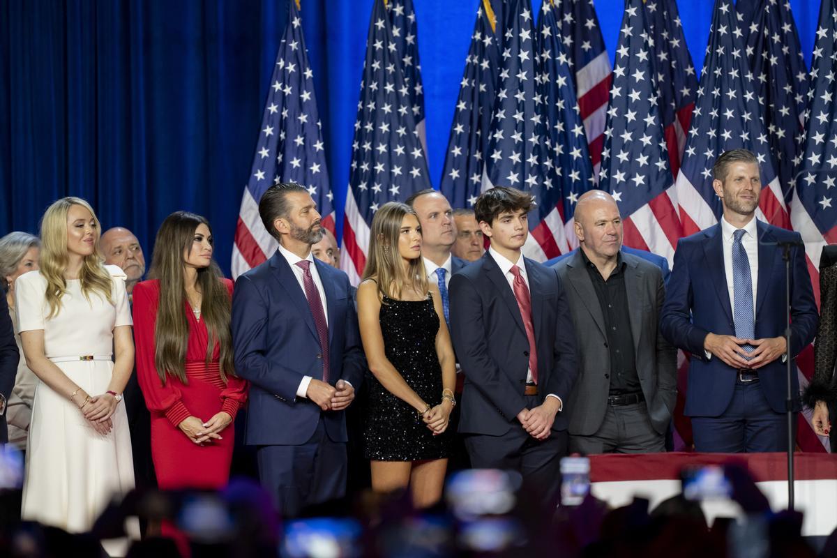 Dana White (segundo por la derecha), CEO de la UFC, durante la noche electoral en la que Donald Trump se proclamó de nuevo presidente de los EEUU.